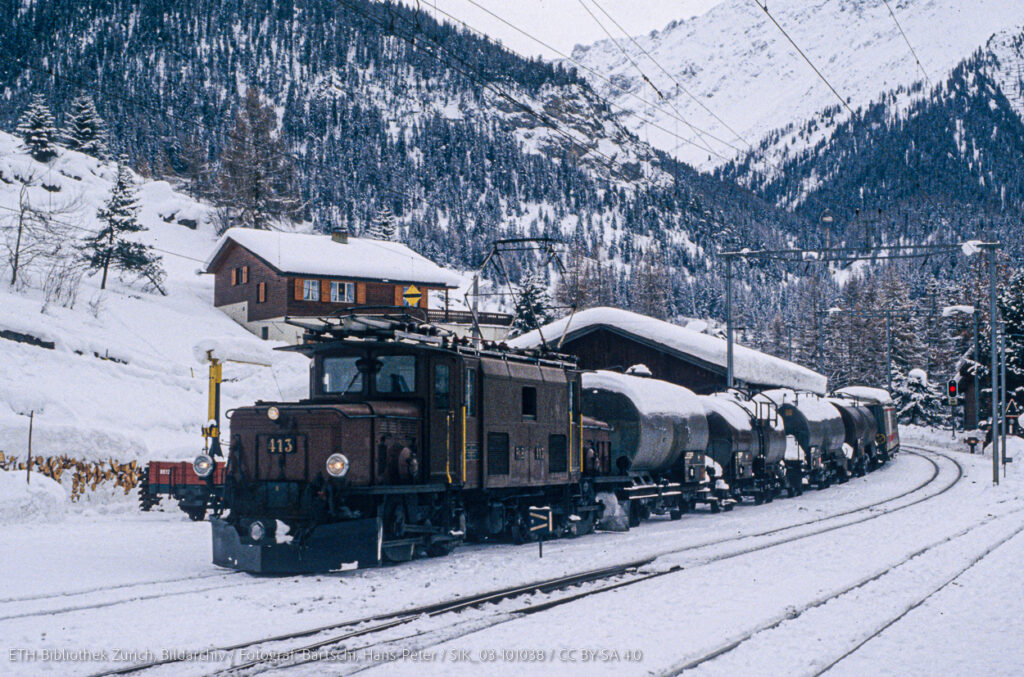 Ge 6/6 l 413 bei der einfahrt in den Bahnhof Bergün/Bravuogn  Foto Hans-Peter Bärtschi