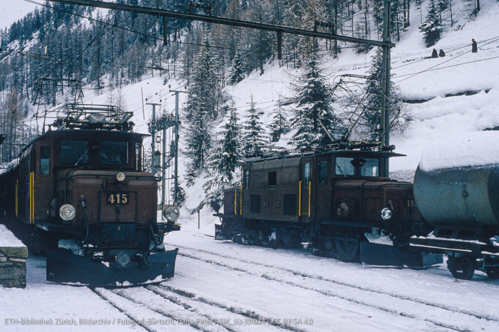 Ge 6/6 l 415 mit Schlittelzug und Ge 6/6 l 413 mit Güterzug kreuzen sich im Bahnhof Bergün/Bravuogn  Foto Hans-Peter Bärtschi