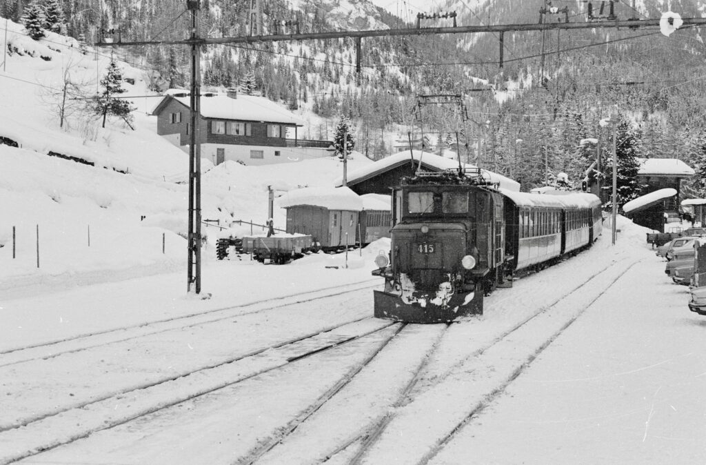 Ge 6/6 l 415 mit Schlittelzug bei der Einfahrt in den Bahnhof Bergün/Bravuogn im Winter 1981/1982   Foto: Hans-Peter Bärtschi